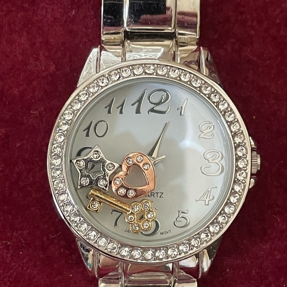 Avon Accessories - VGC Vintage AVON Floating Charms Silver tone Wristwatch.